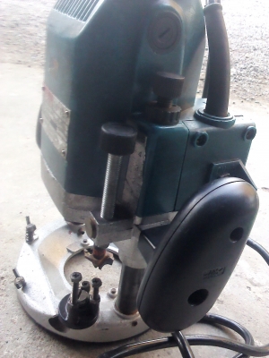 เครื่องเร้าเตอร์งานไม้ MAKITA ใช้สำหรับงานขึ้นรูปต่างๆ มีดอกเร้าเตอร์ให้ 1 ดอก(มีVDOทดสอบให้ฟังเสียง)