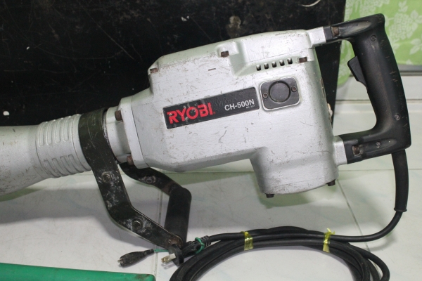 เครื่องสกัดคอนกรีตไฟฟ้าRYOBI รุ่นCH500 รุ่นใหญ่สภาพดีมากๆครับ เครื่องสกัดคอนกรีตไฟฟ้าRYOBI รุ่นCH500 รุ่นใหญ่สภาพดีมากๆครับ