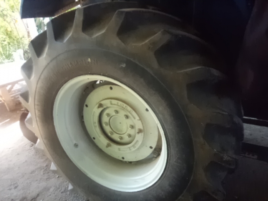 ขายรถไถฟอร์ดT90 สองเพลา มีดันน้าและผาน7 สภาพสวยพร้อมใช้งานคับ