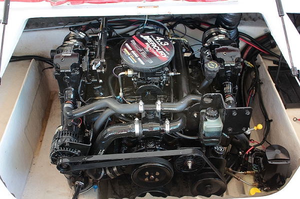 ขายเรือถูก TAHOE Q4  19ฟุ๊ต ปี2005 เครื่อง 4.3สภาพใหม่มากท้าพิสูจน์ไม่ถึง 30 ชม.