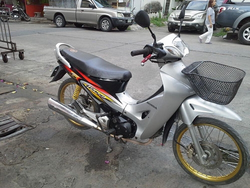 wave 125 s ปี 47 สตาร์ทมือ รถบ้าน เครื่องเดิม แน่นๆ ชุดสีสวย เอกสารครบ ภาษี พรบ.ไม่หมด