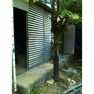 ตู้คอนเทนเนอร์ และ โครงหลังคาโรงงาน ตู้คอนเทนเนอร์ และ โครงหลังคาโรงงาน