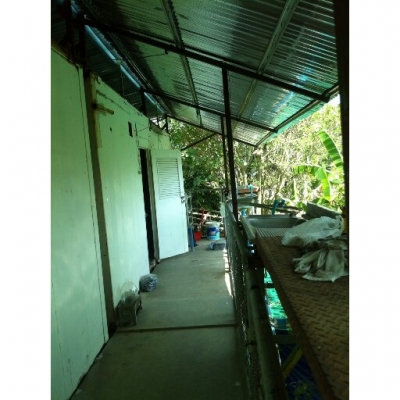 ตู้คอนเทนเนอร์ และ โครงหลังคาโรงงาน ตู้คอนเทนเนอร์ และ โครงหลังคาโรงงาน