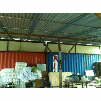 ตู้คอนเทนเนอร์ และ โครงหลังคาโรงงาน ตู้คอนเทนเนอร์ และ โครงหลังคาโรงงาน