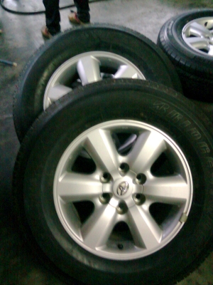 ล้อแม็กฟอร์จูน R17  ยาง 265-70-17ใช้ต่อสบายไม่รั่วไม่ปะไม่มีกินข้างใช้ต่ออีกสองปีคุ้มครับ