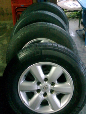 ล้อแม็กฟอร์จูน R17  ยาง 265-70-17ใช้ต่อสบายไม่รั่วไม่ปะไม่มีกินข้างใช้ต่ออีกสองปีคุ้มครับ