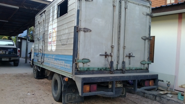 ขายรถบรรทุก หกล้อกลาง HINO เลขตัวถัง KM505  เลขเครื่องยนต์ WO4D 117 แรง เป็นตู้  สภาพดี