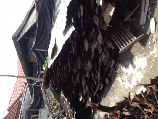 ไม้มะค่าหน้า 10-14 นิ้วเหมาเป็นลำรถเป็นไม้พื้นพร้อมรางลิ้น  ขนาดหน้าไม้ 10-14 นิ้ว ปะปนกันครับ หนา ประมาณ 1 นิ้วและนิ้วครึ่ง  ความยาวของไม้ เริ่มต้นที่ 50 - 150 ซ.ม. ความ ก ย ส ของรถคับ 146-277-100 ความยาวรวมเปิดฝาท้าย นะคับ ปูพื้นบ้านสบายๆเลยครับ