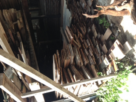 ไม้มะค่าหน้า 10-14 นิ้วเหมาเป็นลำรถเป็นไม้พื้นพร้อมรางลิ้น  ขนาดหน้าไม้ 10-14 นิ้ว ปะปนกันครับ หนา ประมาณ 1 นิ้วและนิ้วครึ่ง  ความยาวของไม้ เริ่มต้นที่ 50 - 150 ซ.ม. ความ ก ย ส ของรถคับ 146-277-100 ความยาวรวมเปิดฝาท้าย นะคับ ปูพื้นบ้านสบายๆเลยครับ