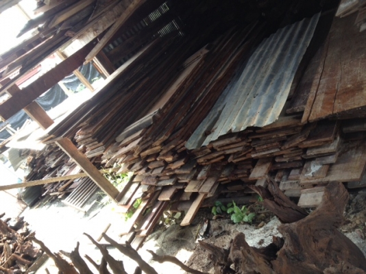 ไม้มะค่าหน้า 10-14 นิ้วเหมาเป็นลำรถเป็นไม้พื้นพร้อมรางลิ้น  ขนาดหน้าไม้ 10-14 นิ้ว ปะปนกันครับ หนา ประมาณ 1 นิ้วและนิ้วครึ่ง  ความยาวของไม้ เริ่มต้นที่ 50 - 150 ซ.ม. ความ ก ย ส ของรถคับ 146-277-100 ความยาวรวมเปิดฝาท้าย นะคับ ปูพื้นบ้านสบายๆเลยครับ