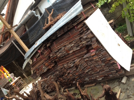 ไม้ปาเก้ไม้มะค่าสภาพไม้สวยๆครับเป็นไม้มะค่า  หน้า 4 นิ้ว  ความยาว 1-2  เมตร ขายเป็นตารางเมตรครับ