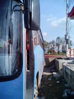 รถบัส ยี่ห้อ HINO  32 ที่นั่ง พัดลม