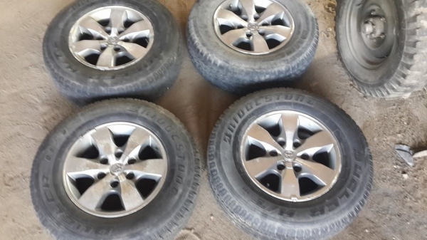 ขายล้อ  วีโก้ ขอบ 16 พร้อมยาง คับ ขายกันถูก  มีดุ้ง ล้อ 1 คับ3500