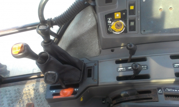 ฟอร์ด 7740 เกียร์ธรรมดา 12x12 ไม่มีเต่ากระต่าย ไม่ใช้กล่องคอม ดูแลรักษาง่าย