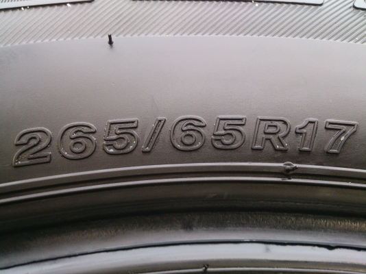 ขายยาง บริสโตร์ 265/65R17 ยางสัปดาห์ที่34 ปี12 ดอกยางนิ่มลึกเท่ากันใช้งานน้อยไม่แตกลายสภาพยาง95\% (ไม่มีปะ) จำนวน 1 ชุด