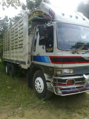 รถฮีโน่ 10 ล้อ รั้ว FL3H 195 แรงม้า.  สนใจติดต่อ 081 - 6079515