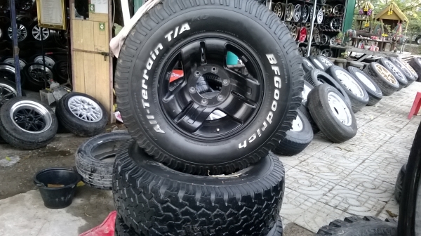 ขายล้อพร้อมยาง31x10.5 ขอบ15ชุดละ8500