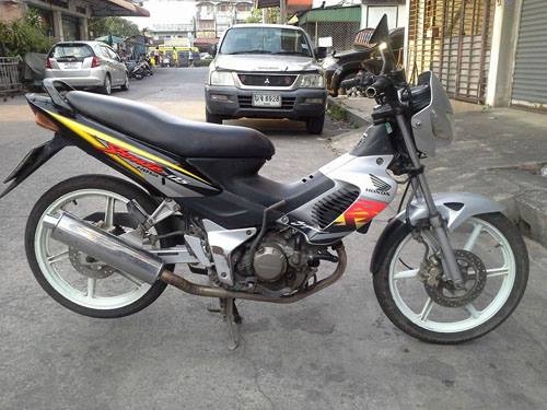 sonic ปี 46 รถบ้าน เครื่องเดิม เอกสารครบ(ที่ครอบไฟเลี้ยวเปลี่ยนให้แล้วจ้า) ราคาเร้าๆ