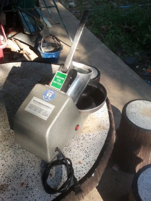 ที่ไสน้ำแข็งไฟฟ้าหิมะซื้อมา2700 ขาย1700 พร้อมส่งขอเพิ่ม300บ.