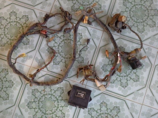 ขายกล่องไฟ Yamaha FZR400 และสายไฟเมน