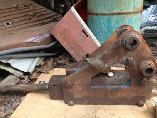 ขายหัวแย๊ก หัวเจาะกระแทกใส่รถขุด pc20-40 สภาพเดิมๆสวยๆ