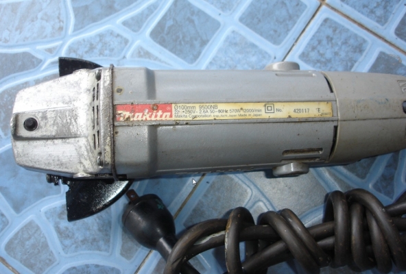 ขายเครื่องเจียรไฟฟ้า 4 นิ้ว Makita รุ่น 9500NB (570w.)