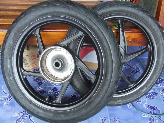 ขายล้อแม็กมอไซค์ฮอนด้าแท้คู่ตัว ซื้อรถมาแล้วถอดเปลี่ยนเป็นแบบซี่รวดตามแบบฉบับวัยรุ่น
