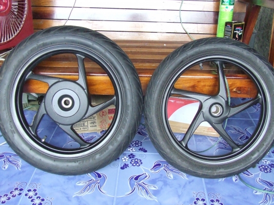 ขายล้อแม็กมอไซค์ฮอนด้าแท้คู่ตัว ซื้อรถมาแล้วถอดเปลี่ยนเป็นแบบซี่รวดตามแบบฉบับวัยรุ่น