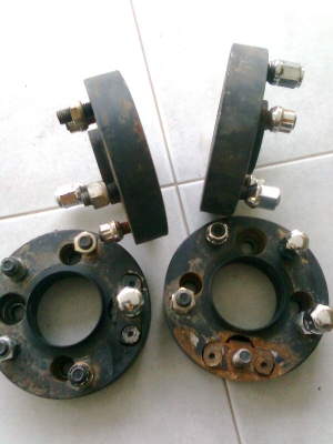 4/100 ออก 5/114 1ชุดขาย2900 (เหล็ก)พร้อมน๊อตครบทุกตัว