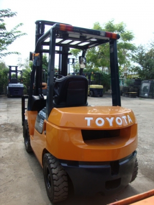 ++++ ขายด่วน !!! รถโฟล์คลิฟท์  TOYOTA  7FD25   (รถนอก สภาพดี)  เครื่องยนต์ดีเซล  เสา 4 เมตร  เกียร์ธรรมดา  ฮิ้งค์โฟล์ค  ยางตัน  งา 1,070  มม.  *** สนใจราคาคุยกันได้ครับ ***