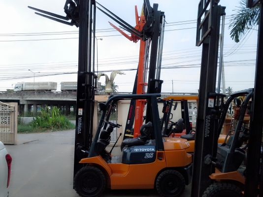 ขายTOYOTA 7FD25 ขนาด2.5ตัน เสา4เมตร เกียร์ธรรมดา เครื่องดีเซล2Zงากระดกได้ ราคาต่อรองได้0816161541