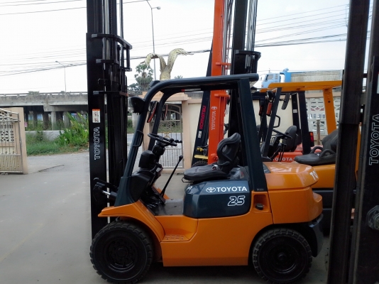 ขายTOYOTA 7FD25 ขนาด2.5ตัน เสา4เมตร เกียร์ธรรมดา เครื่องดีเซล2Zงากระดกได้ ราคาต่อรองได้0816161541