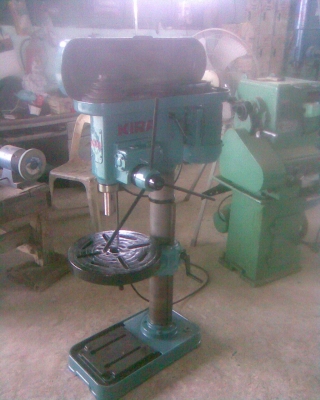 แท่นสว่านkiraสวยๆครับตัวนี้ญี่ปุ่น  KIRA ครับ มอเตอร์ประมาณ 1  แรงครับตัวใหญ่สูงเมตรกว่าครับหนาแน่นครับตัวนี้มูเล่ย์ภายใน 3 มูเล่ย์พร้อมใช้ครับ  ยก 3 คนจะไม่รอดครับ