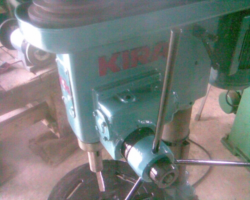 แท่นสว่านkiraสวยๆครับตัวนี้ญี่ปุ่น  KIRA ครับ มอเตอร์ประมาณ 1  แรงครับตัวใหญ่สูงเมตรกว่าครับหนาแน่นครับตัวนี้มูเล่ย์ภายใน 3 มูเล่ย์พร้อมใช้ครับ  ยก 3 คนจะไม่รอดครับ