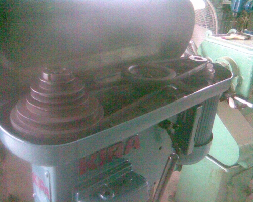 แท่นสว่านkiraสวยๆครับตัวนี้ญี่ปุ่น  KIRA ครับ มอเตอร์ประมาณ 1  แรงครับตัวใหญ่สูงเมตรกว่าครับหนาแน่นครับตัวนี้มูเล่ย์ภายใน 3 มูเล่ย์พร้อมใช้ครับ  ยก 3 คนจะไม่รอดครับ