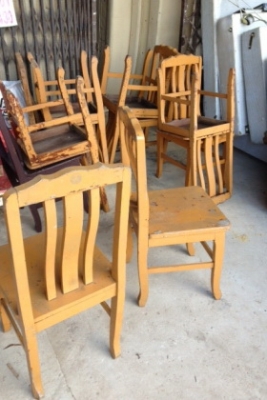 เก้าอี้กินข้าวไม้มะค่าไม้แผ่นเดียวเป็นไม้รุ่นเก่าแก่ครับมะค่าทั้งหมดครับ หน้าประมาณ 17 นิ้ว เก้าอี้แน่นนึบครับราคานี้น่าเก็บครับมีทั้งหมด 10 ตัวครับใช้ยาวครับ