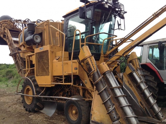 รถตัดอ้อย CAMECO ล้อยางแท้ รุ่น CHW2500