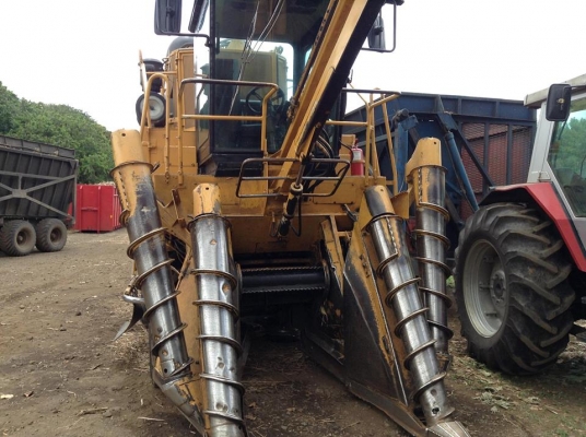 รถตัดอ้อย CAMECO ล้อยางแท้ รุ่น CHW2500