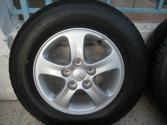 ขายล้อแม็กป้ายแดง mitsu triton 15"x6" et46 5 รู 114.3 +ยางผลิตสัปดาห์ที่ 23 ปี 13 สนใจติดต่อเล็กคลองสาม (081-3747940)