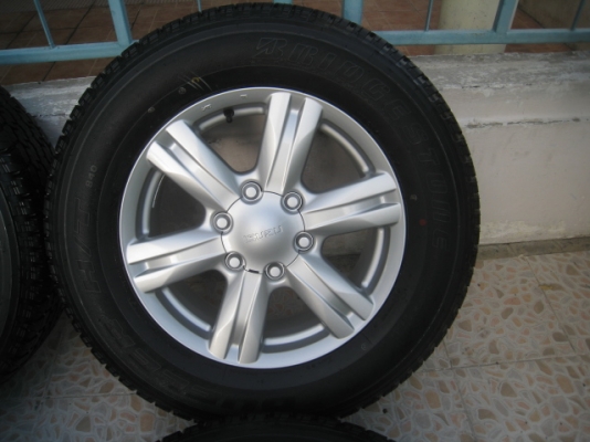 ขายล้อแม็กป้ายแดงถอดศูนย์ new isuzu mu-x 17"x7" et33 6 รู 139.7 +  ยางผลิตสัปดาห์ที่ 44 ปี 13 สนใจติดต่อเล็กคลองสาม (081-3747940)