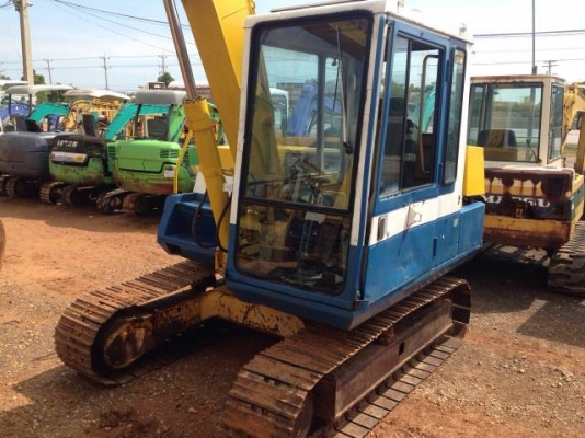 ขายรถแบคโฮ KOMATSU PC60-5 นำเข้าจากญี่ปุ่น 100 \% สภาพสวยเดิมๆเก่านอกแท้ มี VDO การทำงานให้ชม  แทร็คเหล็ก ปั้มนิ้ว  ติดต่อ 081-2990958