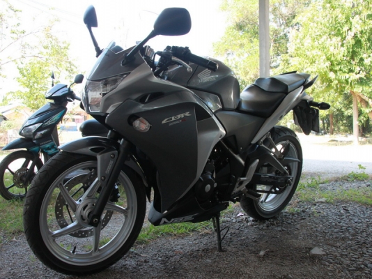 ขาย CBR250i  วิ่งน้อย7 พันโล ใหม่กิ๊ก ไร้ริ้วรอย  ไม่เคยล้มไม่เคยชน ดูแลอย่างดี
