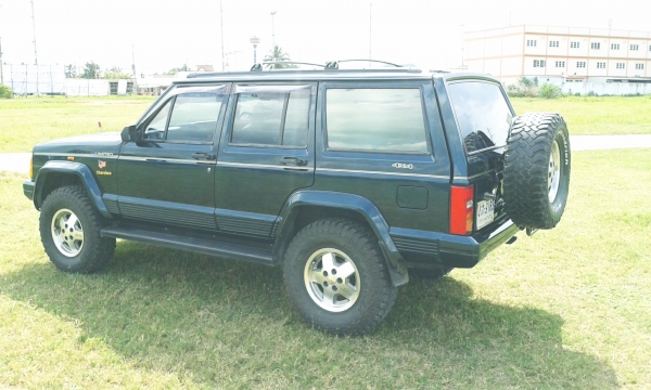Jeep Cherokee 4.0 Limited สภาพเยี่ยม ปี 1996 เครื่องเสียงJVC ติดแก๊สเรียบร้อย ใครหารุ่นนี้อยู่รับรองว่าคุ้มมาก พร้อมลุย