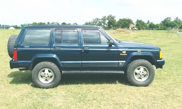 Jeep Cherokee 4.0 Limited สภาพเยี่ยม ปี 1996 เครื่องเสียงJVC ติดแก๊สเรียบร้อย ใครหารุ่นนี้อยู่รับรองว่าคุ้มมาก พร้อมลุย