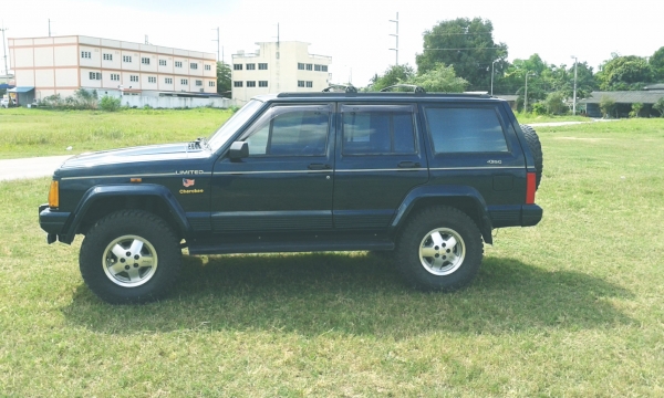 Jeep Cherokee 4.0 Limited สภาพเยี่ยม ปี 1996 เครื่องเสียงJVC ติดแก๊สเรียบร้อย ใครหารุ่นนี้อยู่รับรองว่าคุ้มมาก พร้อมลุย