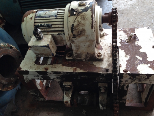 ขายมอเตอร์เกียร์ 1/2 HP. 380 V ทำไว้สำหรับยกของ ได้ประมาณ 1 ตัน สภาพดี