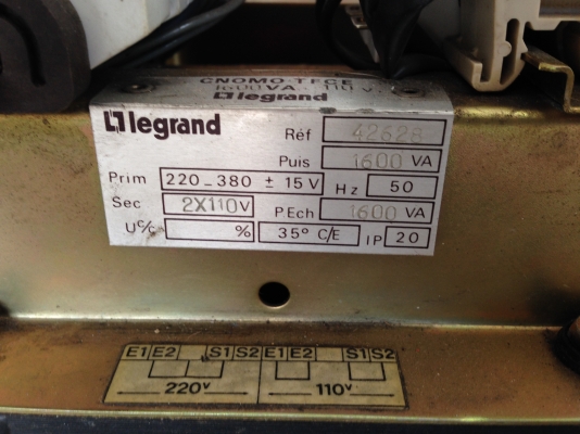 ขายหม้อแปรงไฟฟ้า 220 V ออก 110 V รับแรงดันได้ประมาณ 14 Amp พร้อมใช้งาน ขายหม้อแปรงไฟฟ้า 220 V ออก 110 V รับแรงดันได้ประมาณ 14 Amp พร้อมใช้งาน