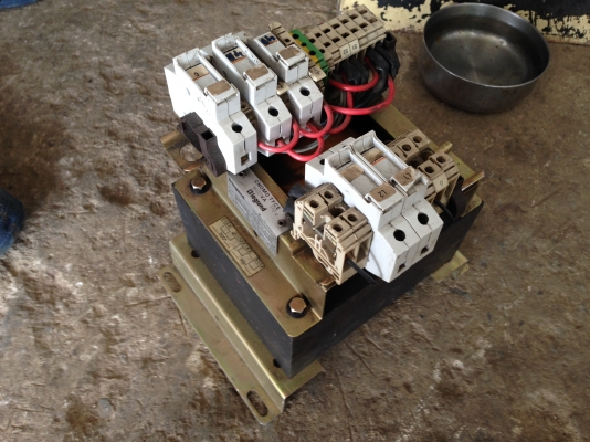 ขายหม้อแปรงไฟฟ้า 220 V ออก 110 V รับแรงดันได้ประมาณ 14 Amp พร้อมใช้งาน