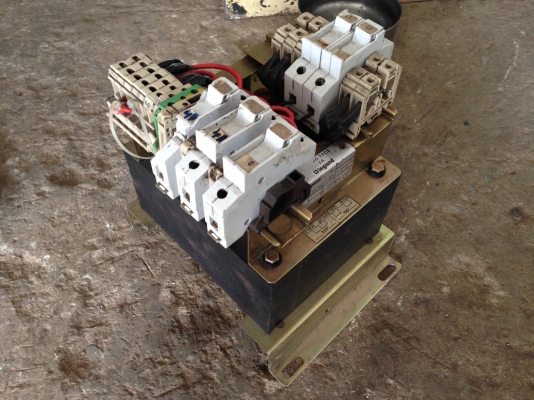 ขายหม้อแปรงไฟฟ้า 220 V ออก 110 V รับแรงดันได้ประมาณ 14 Amp พร้อมใช้งาน ขายหม้อแปรงไฟฟ้า 220 V ออก 110 V รับแรงดันได้ประมาณ 14 Amp พร้อมใช้งาน