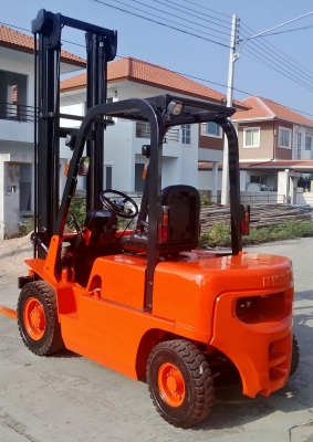 ขายฟอร์คลิพท์นิสสันดีเซล ขนาด 2.5 ตันเสา 5 เมตร เกียร์ออโต้ 081-3535-948